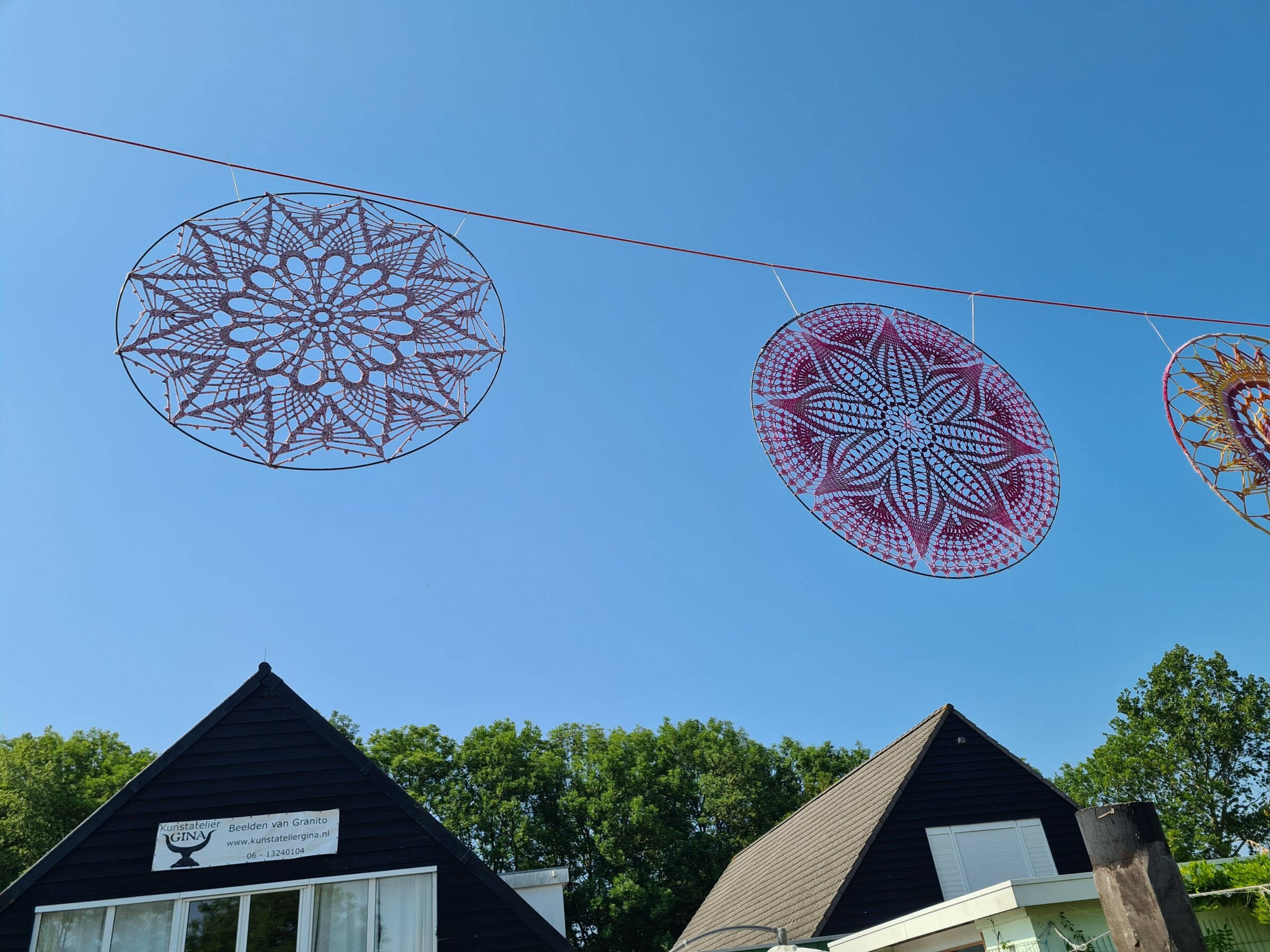 Mandala's van metaal boven de galerie